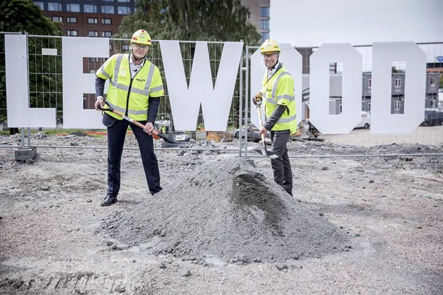 Are Strøm og Manne Aronsson tar første spadetak for Valle Wood NCC.