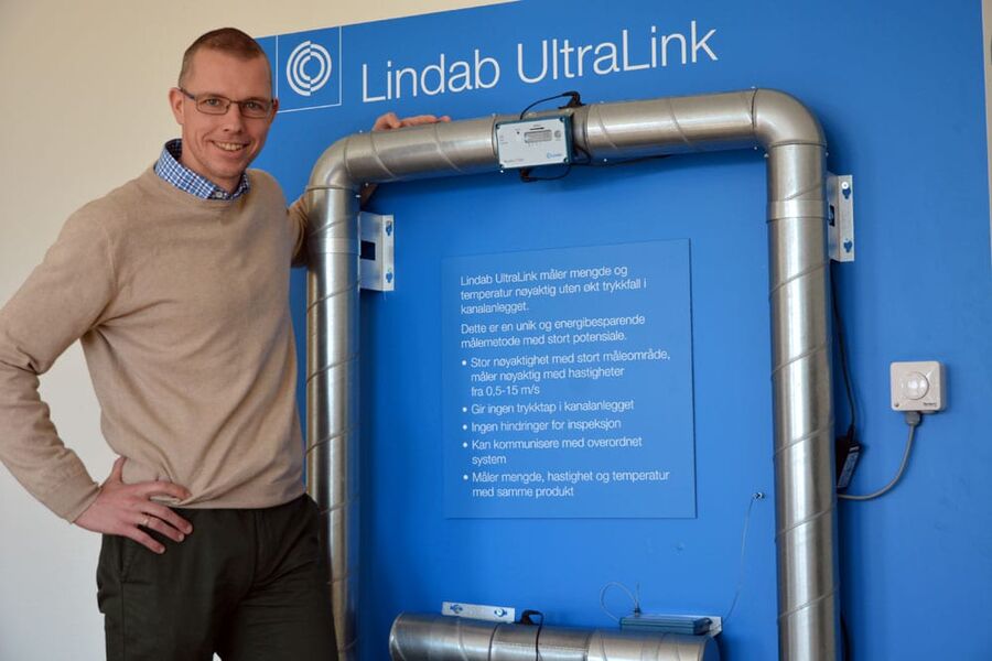 Salgsdirektør ventilasjon i Lindab AS, Mads Redigh Karlsen, forteller at de begynner å få et komplett produktsortiment innenfor luftteknisk utstyr til ventilasjonsbransjen. 