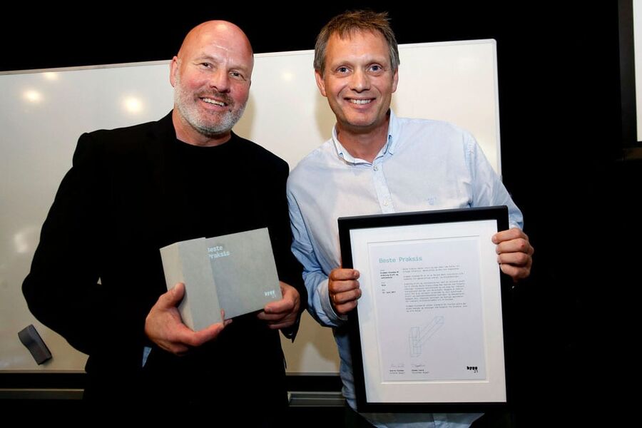 Overingeniørene Trond Haugan (fra venstre) og Rune Simensen i Drammen Eiendom KF tok i mot prisen for Beste Praksis.
