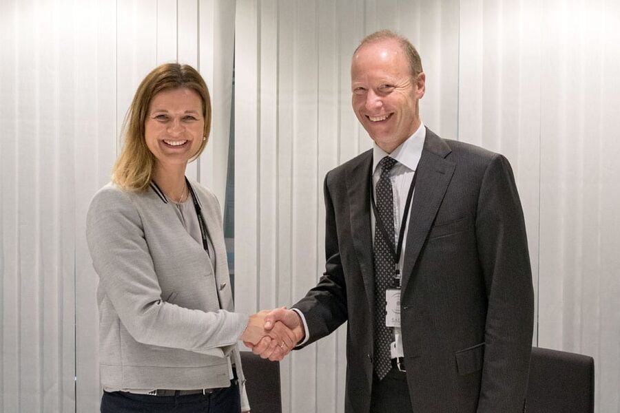 Konserndirektør Camilla Krogh i Skanska og Ekspedisjonssjef Thor Arne Aass i Justis og Beredskapsdepartementet signerte kontrakten om Politiets Nasjonale Beredskapssenter