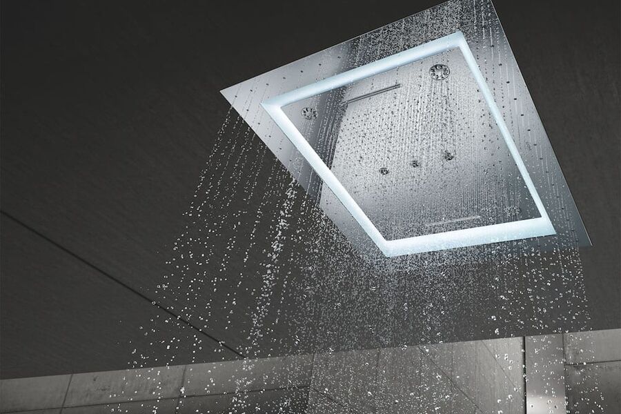 - AquaSymphony skal være en velværesone, hvor man får en dusjopplevelse som skiller seg fra den man typisk er vant til på sitt eget bad, sier markedssjef i Grohe Norge, Heidi Lie. 