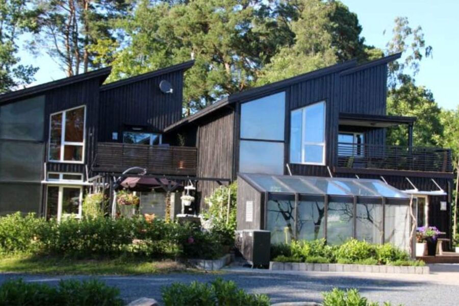 Passivhus med mekanisk (til venstre) og naturlig ventilasjon på Vessøya i Grimstad. Foto: Arkitekt Bengt G Michalsen. 