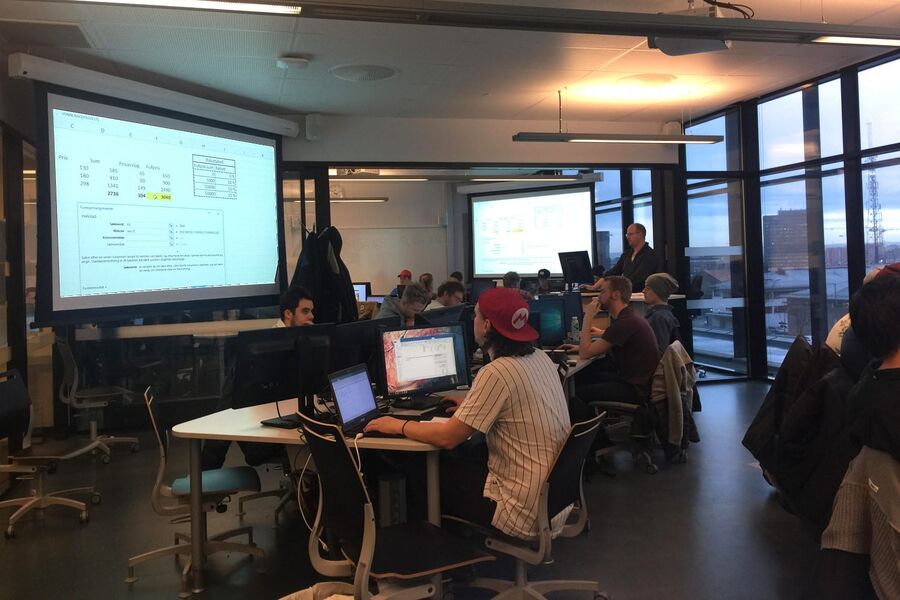 Lærer Magnus underviser i bruk av Excel. Alle foto: Fagskolen Oslo Akershus