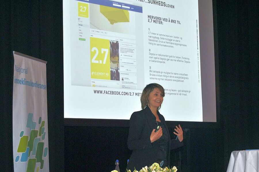 Arkitekt Cathrine Vigander etterlyser sunn fornuft i planleggingen av norske boliger. Spesielt er hun opptatt av nok høyde under taket og at dagslyset må slippe ordentlig inn i rommene. Her under Nasjonal Inneklimakonferanse (Foto: Herman Berg)