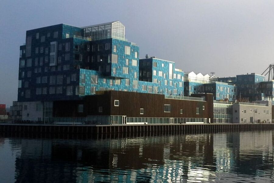 Copenhagen International School i Nordhavn i København er kledd med en fasade bestående av en mosaikk av 12.000 solpaneler. Foto Eskild Berg Sørensen.