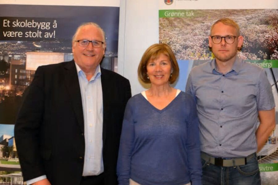 Øyvind Ludvigsen fra Cebyc, Rigmor Hansen, administrerende direktør i Undervisningsbygg, og Stian Østevik, energi- og miljøingeniør i Undervisingsbygg