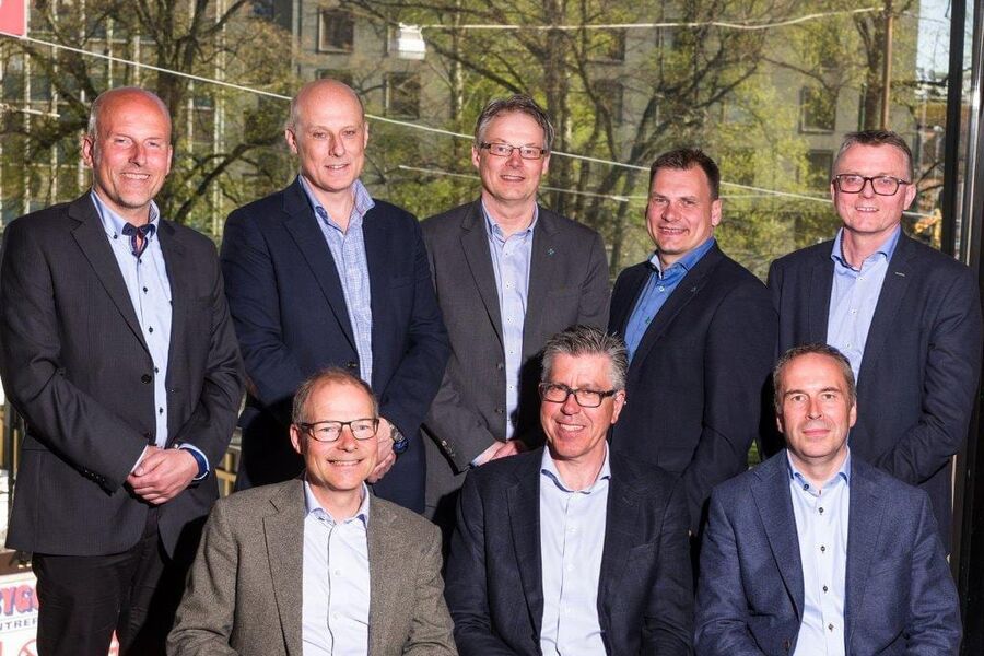 Nytt styre i VKE. Bakre rekke fra venstre: Knut Skogstad,  Stein Terje Brekke, Steinar Holm, Sturla Ingebrigtsen og  Jens Petter Burud.
Første rekke fra venstre: John Akre-Aas, Henning Friis og Pål Haukeland. Foto: VKE