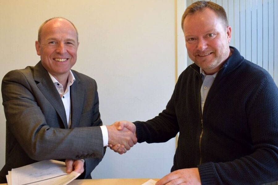 Kontraktinngåelse: F.v.: Administrerende direktør Kenneth Johnsen i AFK eiendom FKF og daglig leder Jonas Ask i Klima og Bygg AS. Foto: André Strand, AFK eiendom FKF. 