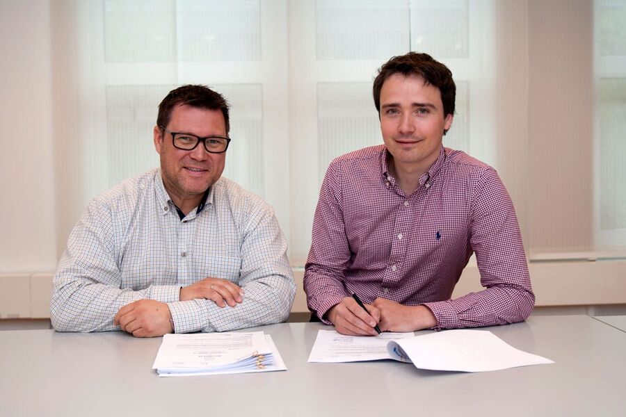 Fra venstre, Erik Nyfelt, energiselger i Hafslund Varme, og Jarle Andersen, rådgiver for energi og tekniske anlegg i Olav Thon signerer avtalen om leveranse av fjernvarme.