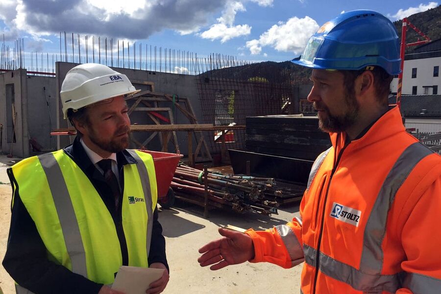 Kunnskapsminister Torbjørn Røe Isaksen har godkjent søknaden om ny yrkesfaglig friskole i Bergen for bygg og anlegg.
Her i samtale med styreleder i EBA Vestenfjelske, Per Christian Stoltz. Foto: Regjeringen
