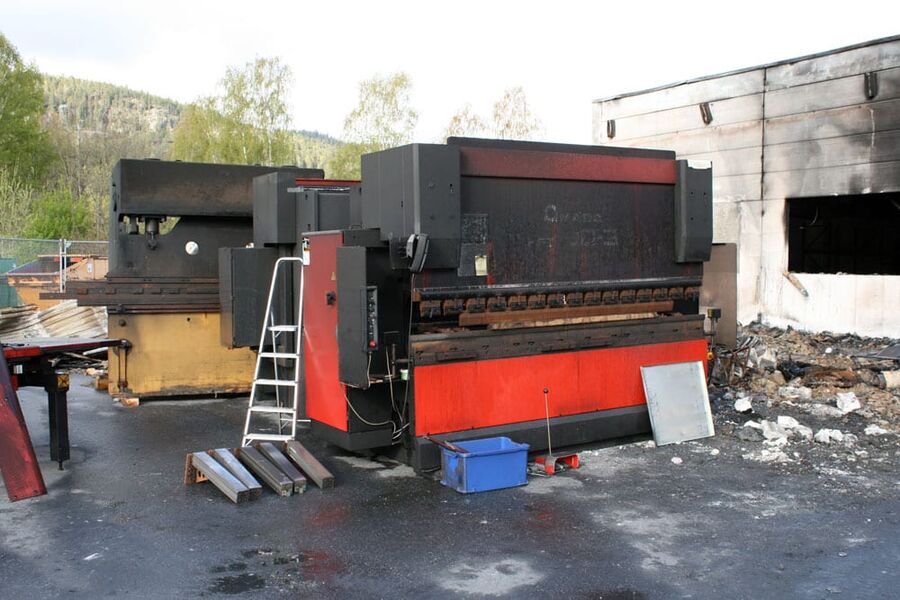 Her ser vi noe av det havarerte produksjonsutstyret etter brannen. 