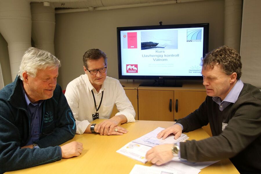 Fagrådet for våtrom ved Bjørn Grimsrud (nr. 2 fra venstre) starter nå kurs i uavhengig kontroll  våtrom sammen med Arne Hansen (til høyre) i Vinger Takst og Byggvurdering AS. Kurset har oppstart 8. juni på Gardermoen. Til venstre daglig leder i Fagrådet for våtrom, Cato Karlsen. Foto: Fagrådet for våtrom

