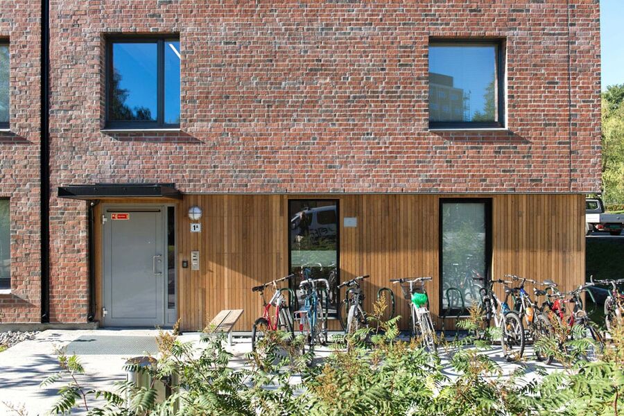 Inngangsparti i Sogn studentby, oppgradert i 2012-2013. Ambisjonene for universell utforming har vært høye, og standard for energioppgradering har vært i henhold til TEK 07. Foto: SINTEF Byggforsk