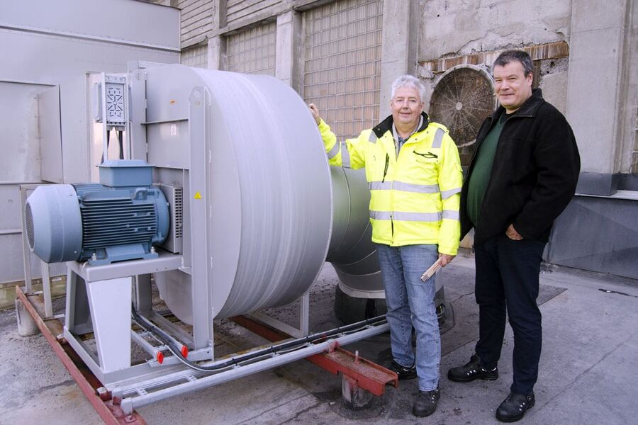 Tormod Hagren hos Krogseth i Sarpsborg sammen med Carl Axel Sandberg hos Parlock viser fram industrivifte fra Ferrari montert hos Nordic Paper på Greåker.
