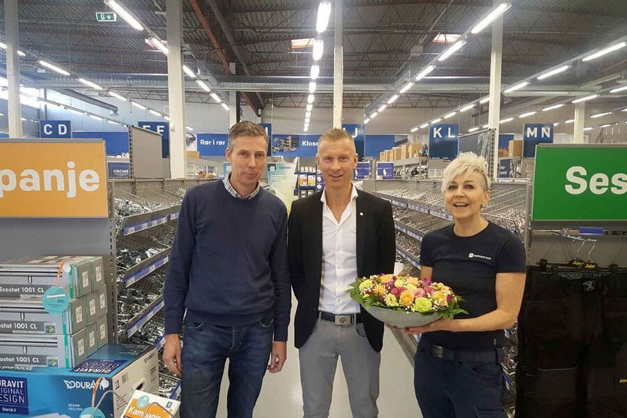 Her ser vi servicesentersjef Hilde Helgøy til høyre sammen med servicesenterkoordinator Eric Meijer (til venstre), og  regionssjef Jo Frøyen. Foto:BD