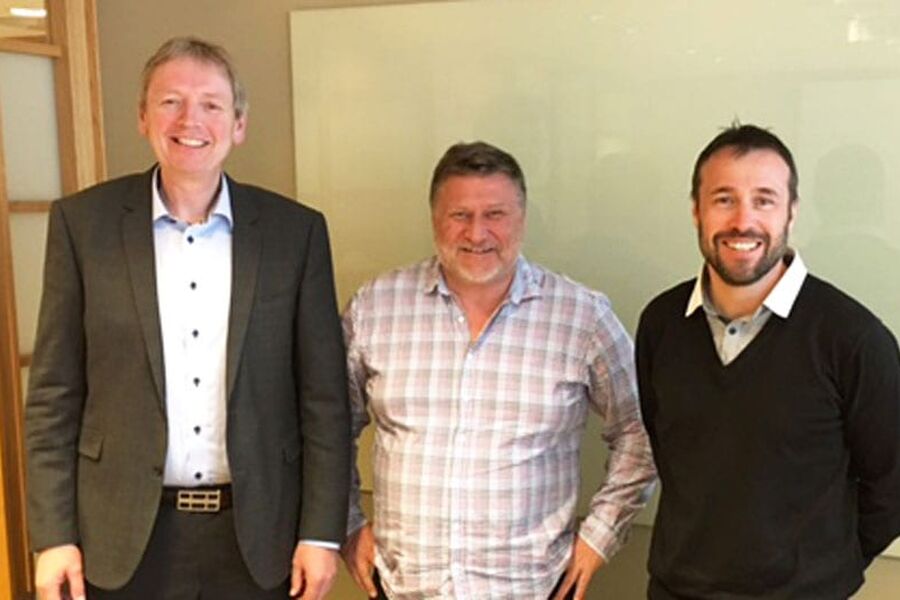 På bildet (fra venstre): Kjell Bernt Kalland Armaturjonsson AS, Morten Eikre  Enira Øst AS og Frode Laksy, daglig leder i Enira Vest AS.