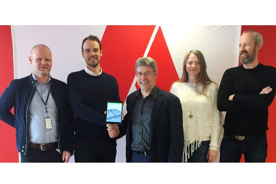 På bildet ses fra venstre prosjektleder i A Bygg Tor R. Moltzau, Country Manager i Dalux Norge, Malthe Flemming, daglig leder i A Bygg Jan Vada, KHMS-sjef Anita Persvik og prosjektleder Morten Raugstad i A Bygg.