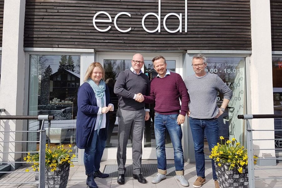 Rikke Borge-Andersen, Lars Bergersen, Marius Dal og Stig Bjørtomt gleder seg til å kunne tilby kundene ett enda bredere sortiment og et nytt proffsenter for utførende kunder. Foto: Bergersen Flis