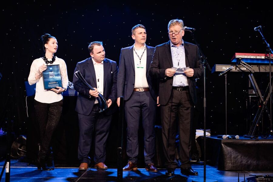 Her ser vi en glad gjeng fra  Armaturjonsson som nettopp har mottatt prisen under VB`s kickoff sist uke. Fra venstre ser vi, Marie Kolbu Rolf Ivar Løland, Richard Larsen og Øyvind Christiansen.