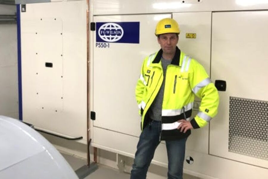 På bildet ser vi prosjektleder Vidar Haugsbø foran reservekraftaggregatet. 