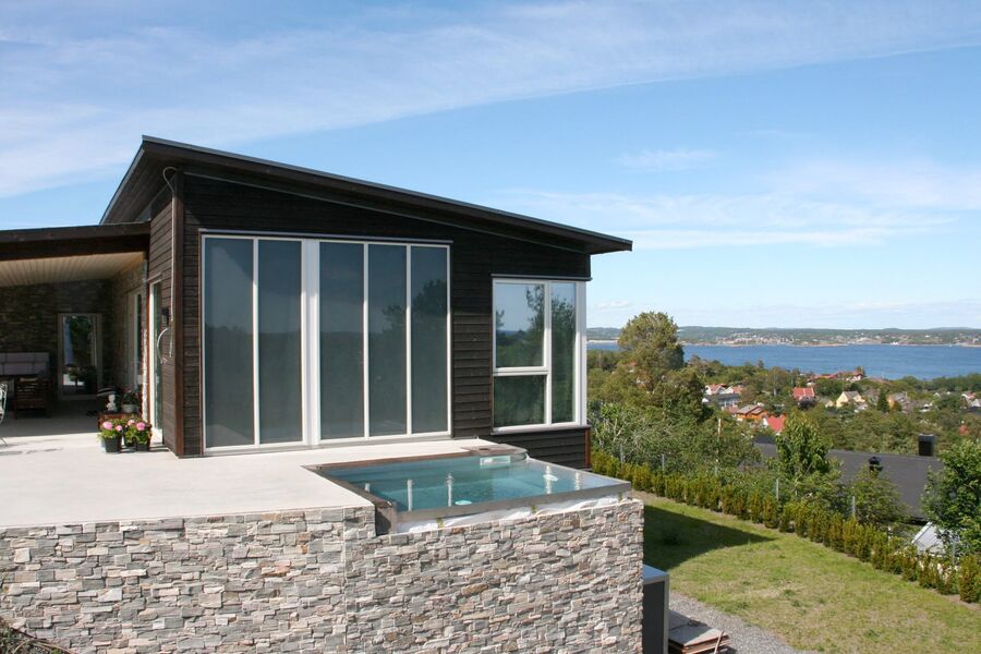 Med støtte fra ZEB har NorDan utviklet intelligente vinduer med integrerte solfangere, blant annet for dette huset i Stavern. Foto: NorDan 