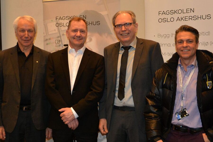 En svært fornøyd og sentral gjeng under den høytidlige vitnemålutdelingen ved Fagskolen Oslo Akershus sist torsdag.  Fra venstre:  Mats Eriksson, VKE, Oddgeir Tobiassen,Rørentreprenørene Norge, Jan-Erik Henriksen og Roy-Anstensen, Fagskolen Oslo Akershus. 