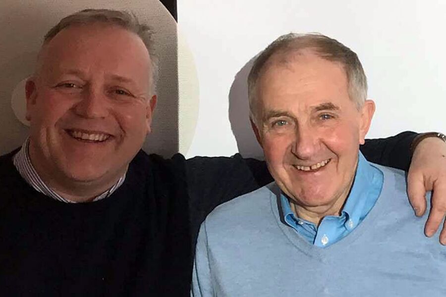 Tor Torbergsen (t.v.) og Jarl Annar Samuelsen (t.h) gratulerer hverandre med handelen og samarbeid fremover. Foto: Privat