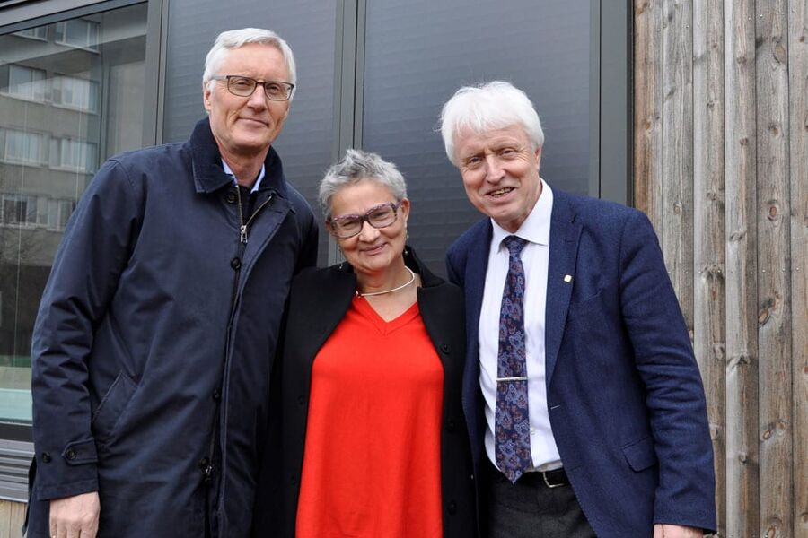 Ståle Brovold (Veidekke), Hanne Rønneberg (SINTEF) og Ingvald Strømmen (NTNU) ser fram til et godt samspill i utviklingen av ZEB Flexible Lab. Foto: ZEB 