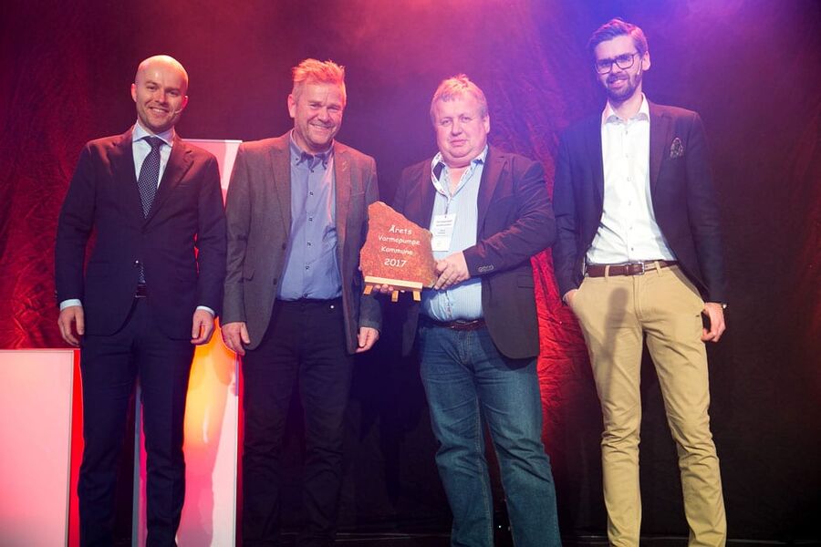 (Fra venstre) Novap-leder Rolf Iver Mytting Hagemoen med prisvinnerne Arnt  Gunnar Flottorp og Yngvar Einarsmo fra Kristiansand kommune, og jurymedlem Ole Aksel Sivertsen fra Enova. Foto: Norsk Varmepumpeforening. 