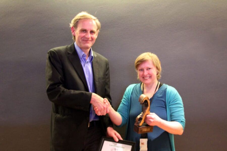 Styreleder i Isolasjonsprodusentenes Forening, Torkel Wæringsaasen overrakte onsdag Lambdaprisen til Solveig Irgens i Lavenergiprogrammet. 