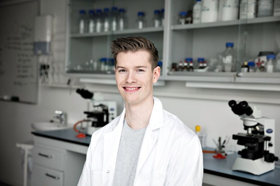  Jeg har prosjektene fra HiOA med på CV-en min. Fordi jeg ikke har relevant jobberfaring enda, har jeg heller tatt med noe om alle prosjektene på høgskolen, fordi de oppleves som relevante, sier Knut André Bolstad. 

Foto: Yina Chan 