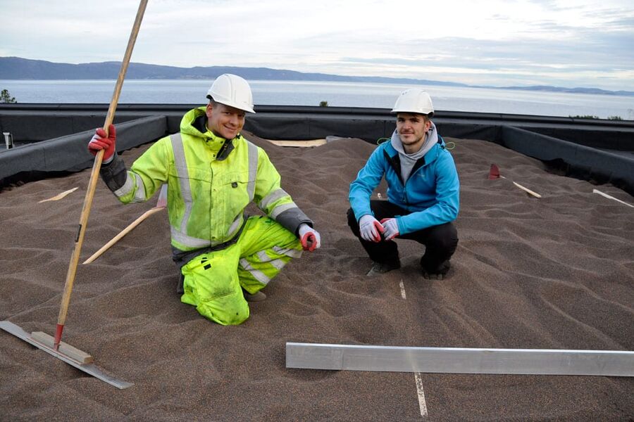 Når styrtregnepisodene blir kraftigere og hyppigere, har SFI Klima 2050 løsninger som reduserer risikoen for det bygde miljø. 
Jaran Wood fra Leca Norge og PhD-kandidat Vladimir Hamouz ved NTNU samarbeider om utvikling av tiltak for å redusere de samfunnsmessige konsekvensene. Foto: Klima 2050
