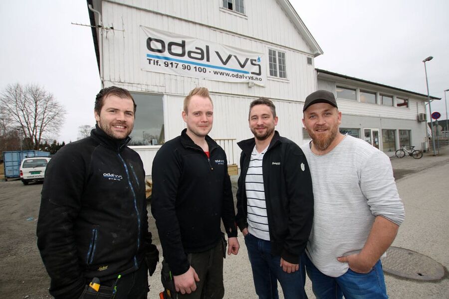Rørleggerne i Odal VVS AS har et stort fokus på at kunden skal være fornøyd. Den Godkjente våtromsbedriften bygger mange bad i året, og bruker kun bedrifter som er Godkjente våtromsbedrifter i arbeidet på våtrommet.  Fra venstre rørlegger og daglig leder, Trond Grinden, rørlegger Tor-Ståle Solli, kontormedarbeider Lasse Ruud og faglig leder og rørlegger Stena Gudmundsen. Foto: Rune Midtskogen, Fagrådet for våtrom