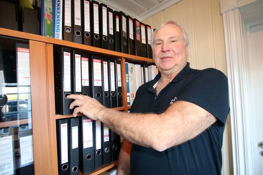 PÅFYLL: Rørleggermester Douwe Egil Opstad er 70 år, men fortsatt yrkesaktiv. Nylig deltok han på oppfriskningskurs i Byggebransjens våtromsnorm. Foto: Rune Midtskogen, Fagrådet for våtrom