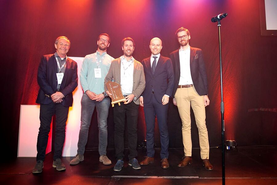 Fra venstre: Thor Olsen, Kristoffer Abrahamsen og Kristoffer Laskemoen i AF Energi & Miljøteknikk, sammen med juryen: Rolf Iver Mytting Hagemoen fra Novap og Ole Aksel Sivertsen fra Enova. Foto: Lillian Hjellum. 