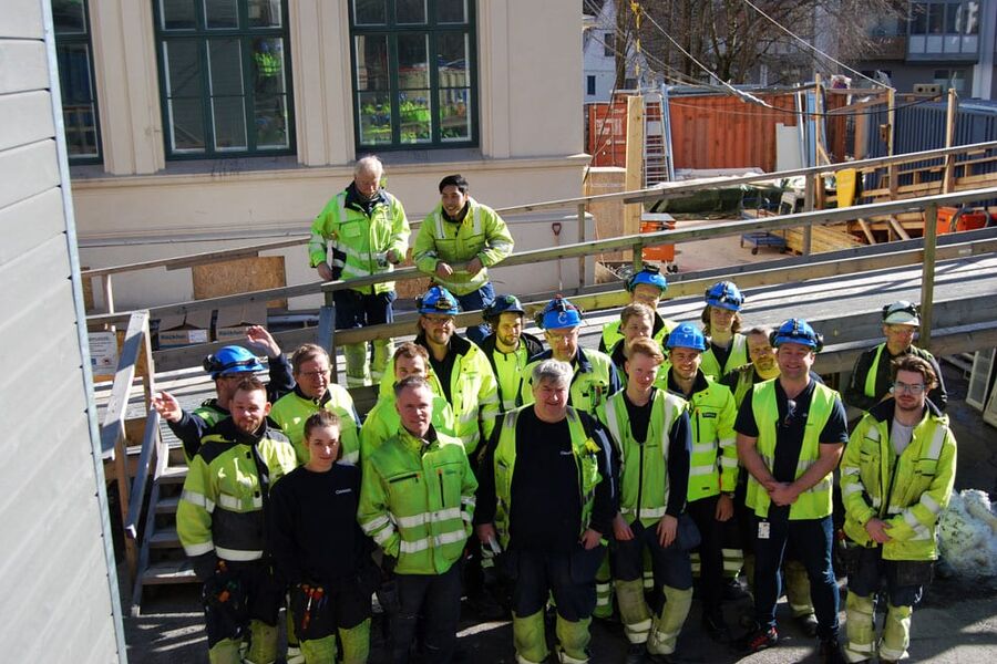 Caverions medarbeidere på Bjølsen fikk en velfortjent pause i arbeidet med kaker og kaffe for å feire 100 000 timer uten fraværsskader (Navn, tilfeldig rekkefølge: Bjørn Magne Eidahl , Christian Larsen, Anders Åmot Andersen, Gretar Birgirsson, Ken Ivan Olsen, Tim Westengen Martin Samseth, Joakim K Johansen, Kenneth Borgerud, Jørgen Skaug, Erik Østenstad, Promsiri Phatisuran, Ine Dagfinrud, Ole Fredrik Gundersen, Andreas Severinsen, Petter Johan Aalerud, Mortn Lysell, Shirzad Abbaszadh, Jonas Stensland og Nicolai Hafto, Atle Stømner).