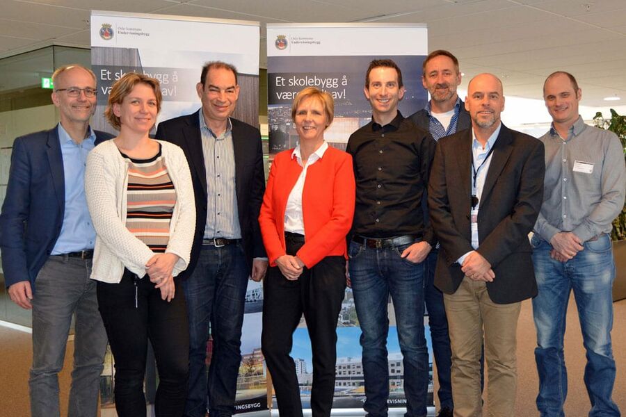 Undervisningsbygg og danske RACELL Saphire signerte i dag kontrakt på prosjektering, levering og installasjon av solceller i fasaden på Nordseter skole. F.v: Jesper Høegh i RACELL Saphire, prosjektleder Elisabeth Person i Undervisningsbygg, Yakou Safir i RACELL Saphire, Aud K. Skaugen i Ressurs & Miljø, prosjektleder Eivind Olsen, seksjonsleder Steinar Gaarden og prosjektdirektør Ketil Asklien i Undervisningsbygg. Seniorrådgiver Bjørn Thorud i Multiconsult ytterst til høyre. 