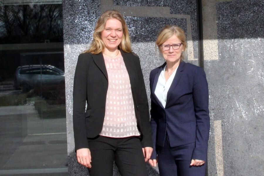 Kari Thunshelle ( t.v) vil representere VKE i standardiseringsarbeid, og hun skal jobbe med informasjon  til medlemmene om faglige spørsmål og myndighetskontakt.Til høyre daglig leder i VKE, Aud Børset Dellrud.