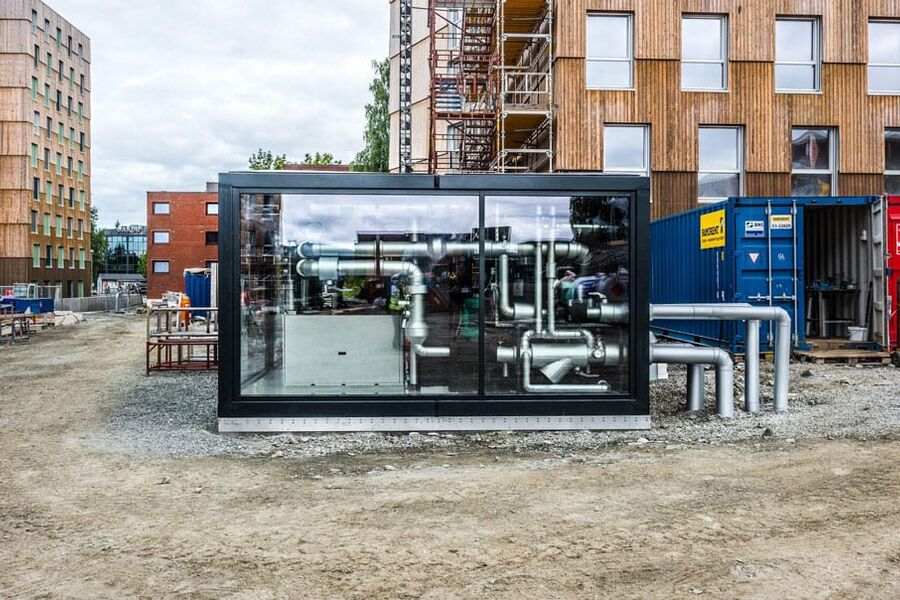Studentbyen på Moholt i Trondheim er fortettet med fem nye blokker, hver på ni etasjer og bygget i massivtre for å redusere CO2-avtrykket. Og med energisentral på utstilling