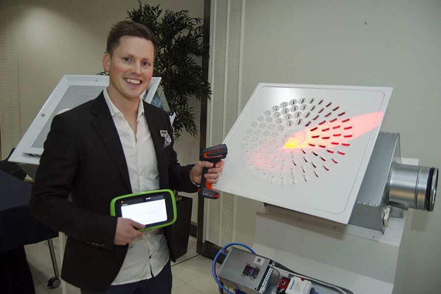 - Hvis et kontorlandskap senere skal bygges om til cellekontorer, kan man programmere de nye produktene fra kontoret, ved å få tilgang til det tekniske nettverket. Ingen nye kabler trenger å trekkes. Vi har informasjon som viser besparelser på mellom 1000-2000 kr per rom i elektrikerarbeid, sier Fredrik Roos i Swegon