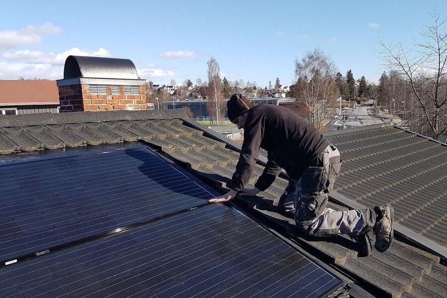 Montering: Solcelleselskapet Otovo monterer et anlegg på et tak på Bekkestua i Bærum i mars.