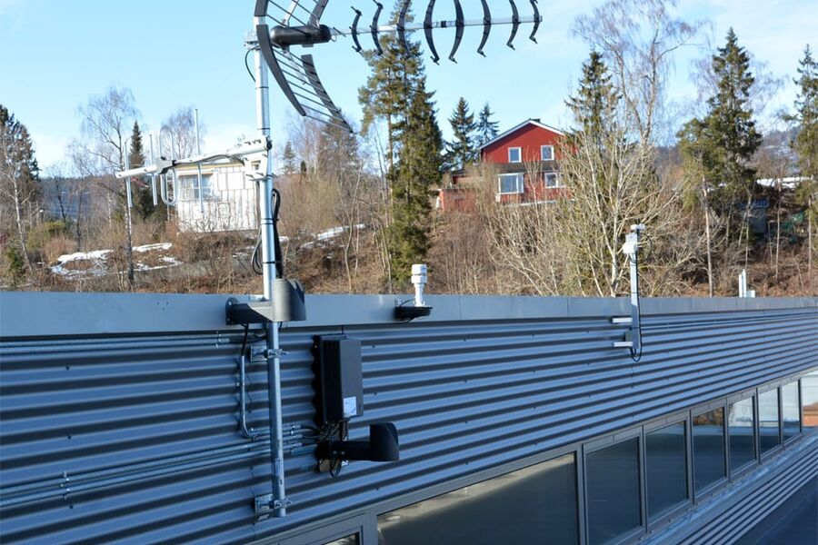 Følere montert på taket, og måler temperatur og nedbør og gir signaler til styring slik at dette kobler seg inn og ut i henhold til værskifte.