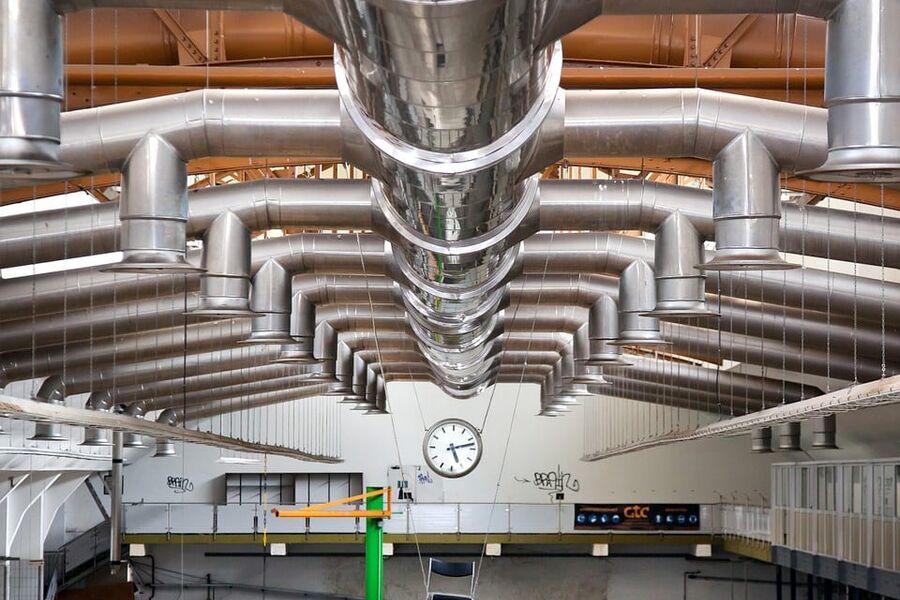 Standard Norge har klar årets utgave av NS 3420 om ventilasjonstekniske systemer og drift, vedlikehold og renhold av idretts- og aktivitetsanlegg.