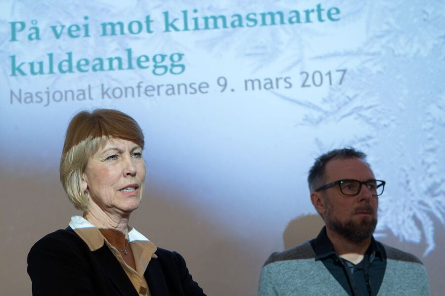  Det er ikke tillatt å oppbevare brannfarlig gass under bakken, fastslo Berit Svensen fra DSB (Direktoratet for samfunnssikkerhet og beredskap). Til høyre Torgrim Asphjell fra Miljødirektoratet. 