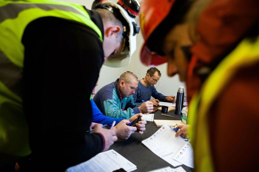 Skatteetaten, Arbeidstilsynet, politiet, NAV kontroll og kemeneren er oftere sammen ute på kontroll. Det gir gode resultater i kampen mot arbeidsmarkedskriminalitet, (Foto: Bård B. Løvvig, Skatteetaten)