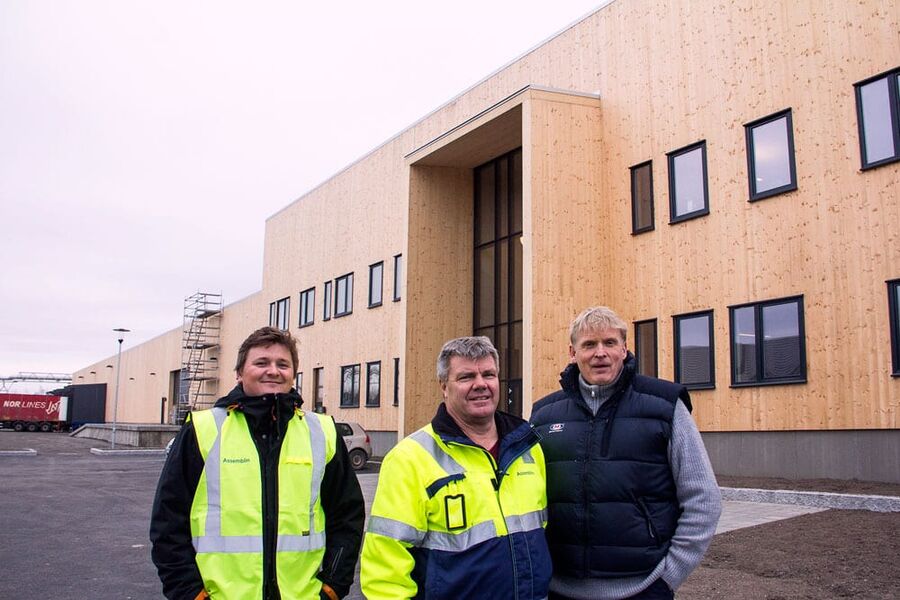 Massivtre gir en ferdig finish, både utvendig og innvendig. Elementene i bygget var ferdig tilpasset før de ble sendt fra Østerrike, og ble montert på rekordtid, konstaterer (fra venstre) Assemblins Ole Herman Andreassen og Ronny Berg i Assemblin, og Svein Brynthe i Brødrene Dahl.
 