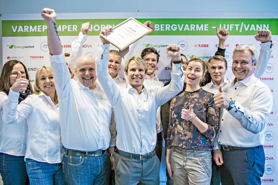 Energiverket AS mottok onsdag 1. mars Klimaprisen med både fylkesordfører Ole Haabeth, Rådes ordfører René Rafshol, varaordfører Frederikke Stensrød og representanter fra ENOVA, Norsk Varmepumpeforening og Klima Østfold tilstede. På bildet ser vi noen av de ansatte i god stemning etter overrekkelsen av prisen. 

