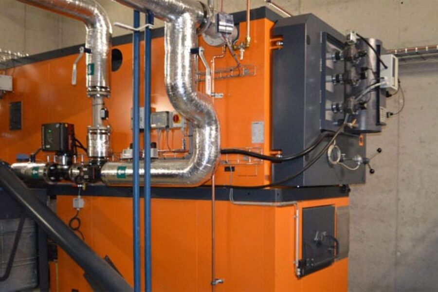 Flisvarme: Oppi denne kjelen havner treflisa som sørger for oppvarming av to skoler og en idrettshall på Vikåsen. Norsk Bioenergi AS eier nærvarmeanlegget og står for driften, mens kommunen kjøper ren og fornybar energi.