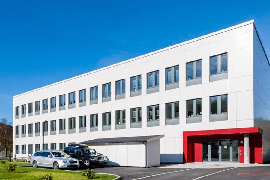 NORGESREKORD: Forsvarsbyggs Visund-prosjekt innehar norgesrekorden i lavt energiforbruk for kontorbygg. Energiforbruket lå på 16,7 kWh pr. kvadratmeter pr. år i 2016. Foto: Hundven-Clements Photography
