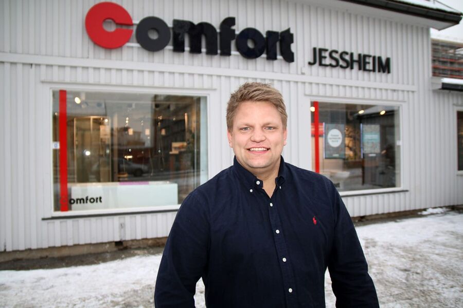 VVS-ingeniør Glenn Ruben Forberg er ikke redd for å ta i et tak. 29-åringen styrer to Comfort-butikker på Romerike. Og han trives.  Vi er en flott gjeng, smiler han. Foto: VVSForum